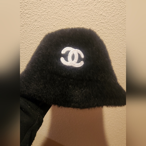 CHANEL Elegant Black Fuzzy Hat - Picture 2 of 6